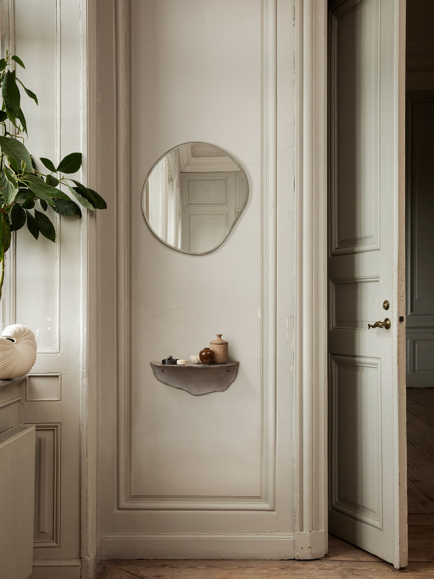 Ferm Living Pond Spegel- Small - Mörk Krom