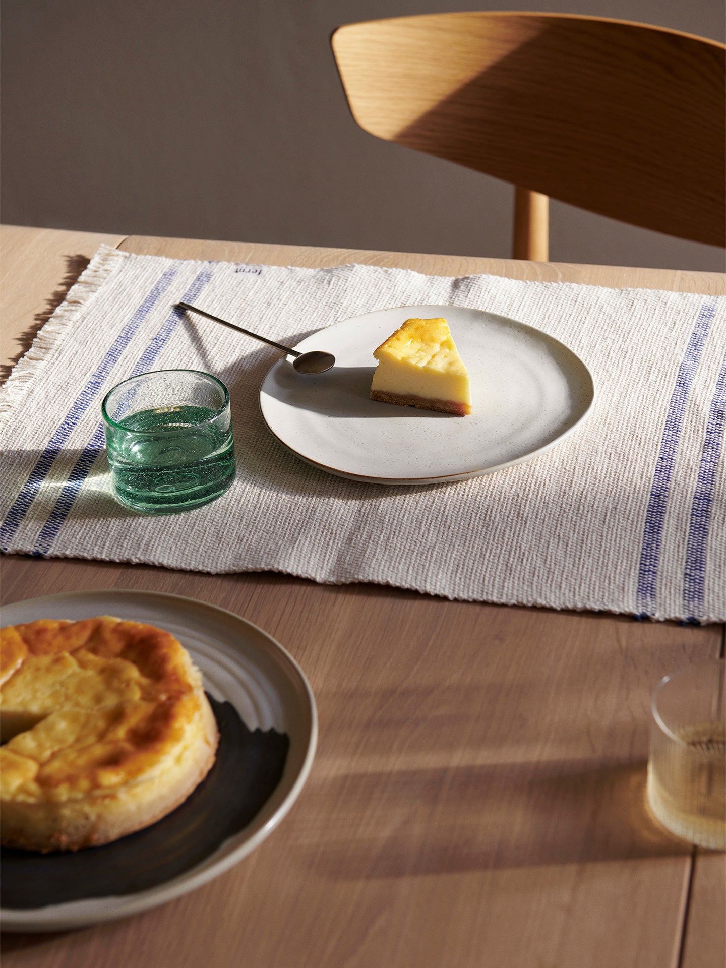 Ferm Living Flow Plate - Medium - Off-white Speckle