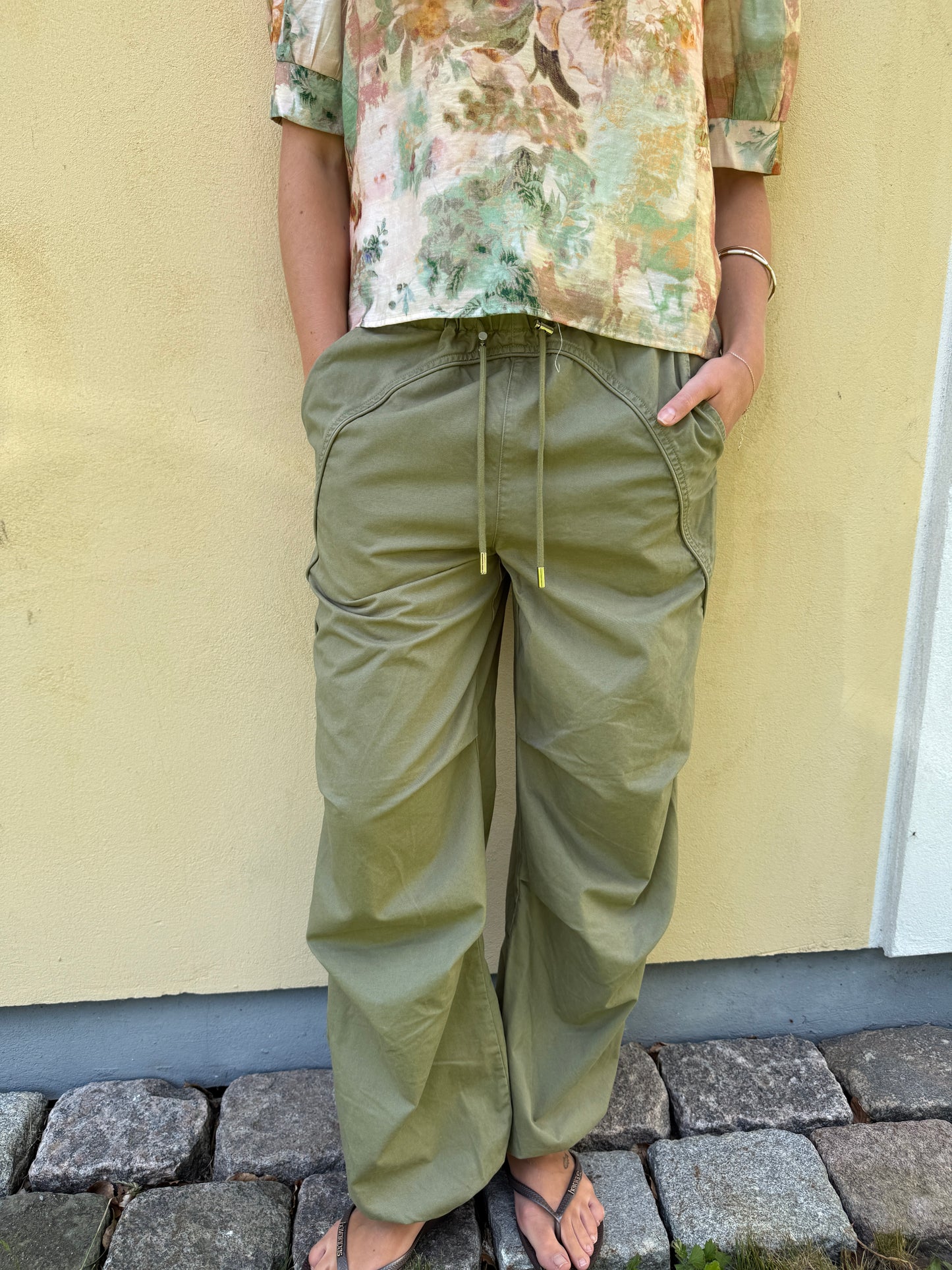 Continue Carrie Byxa Cargo Army green