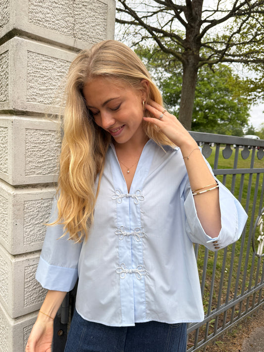 Continue Augusta Blus Ljusblå