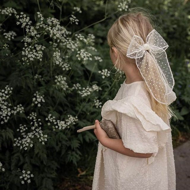 Busy Lizzie - Rosetthårklämma vit med prickar