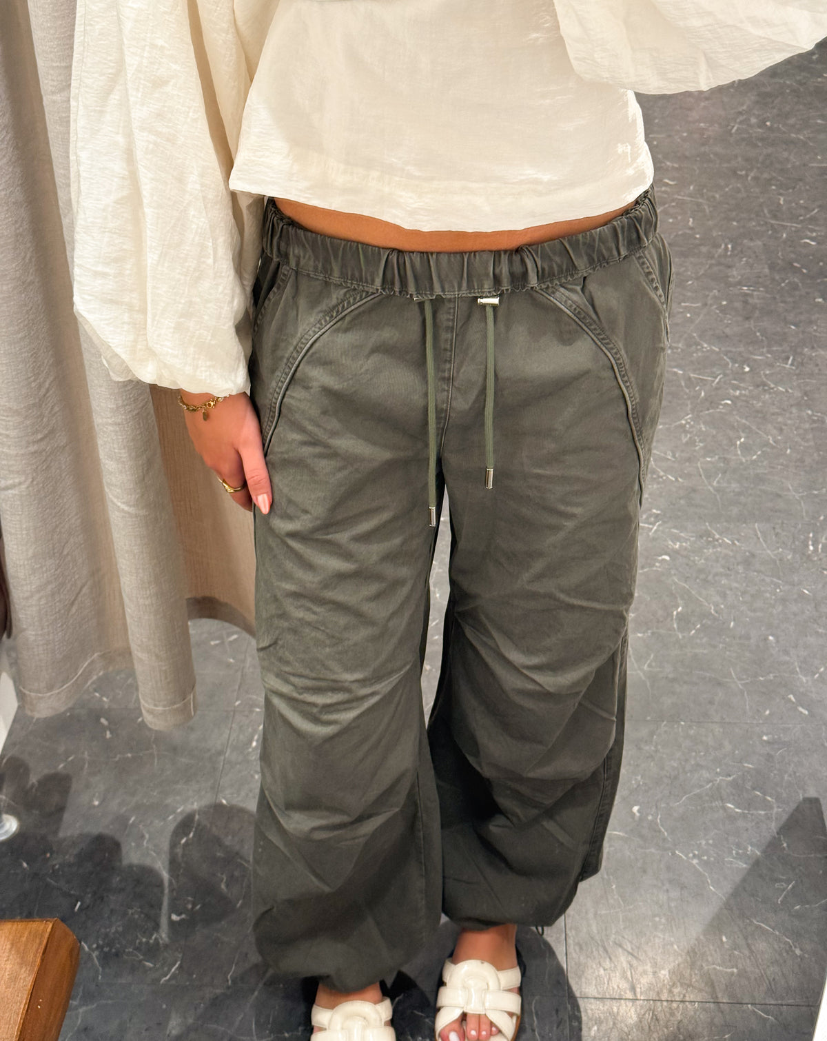 Continue Carrie Byxa Cargo Army green