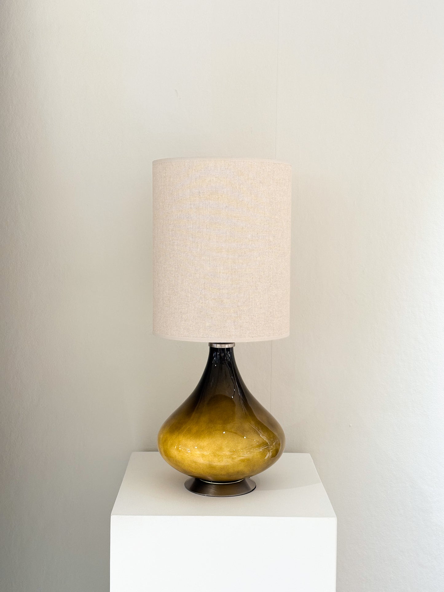 Flavia mini - Svart fot, Skärm Beige Skärm