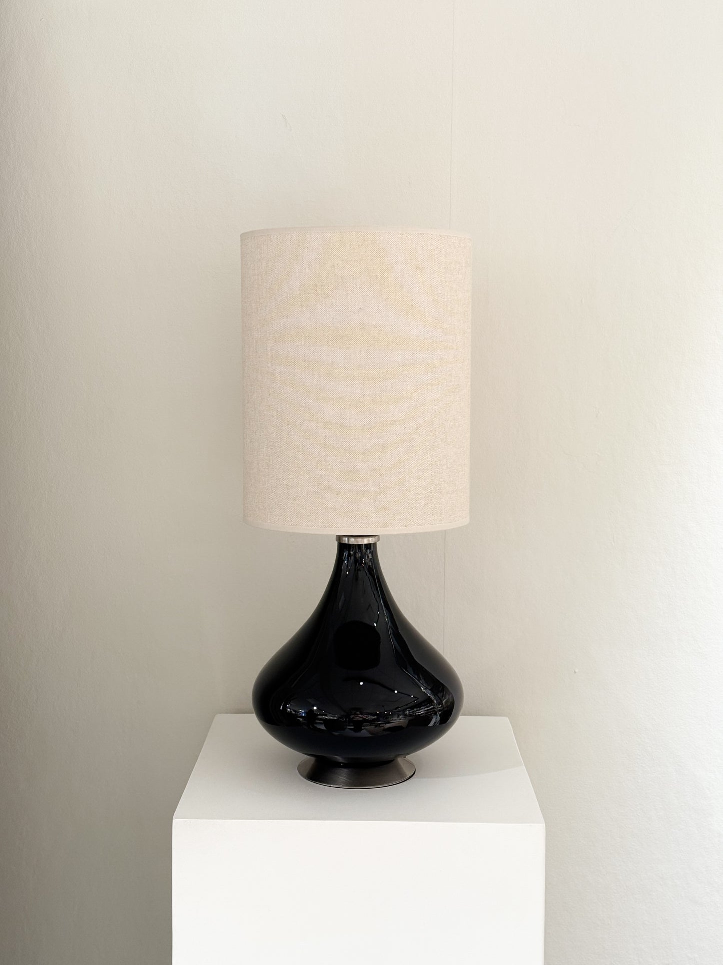 Flavia mini - Svart fot, Skärm Beige Skärm