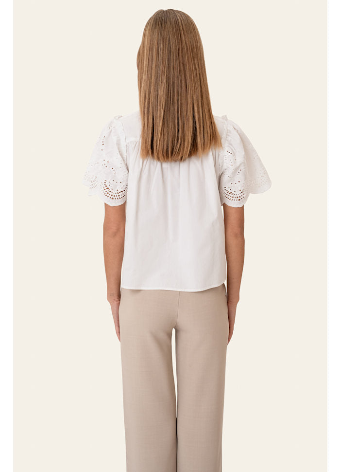 BYIC SolveigIC Vit blus med broderi