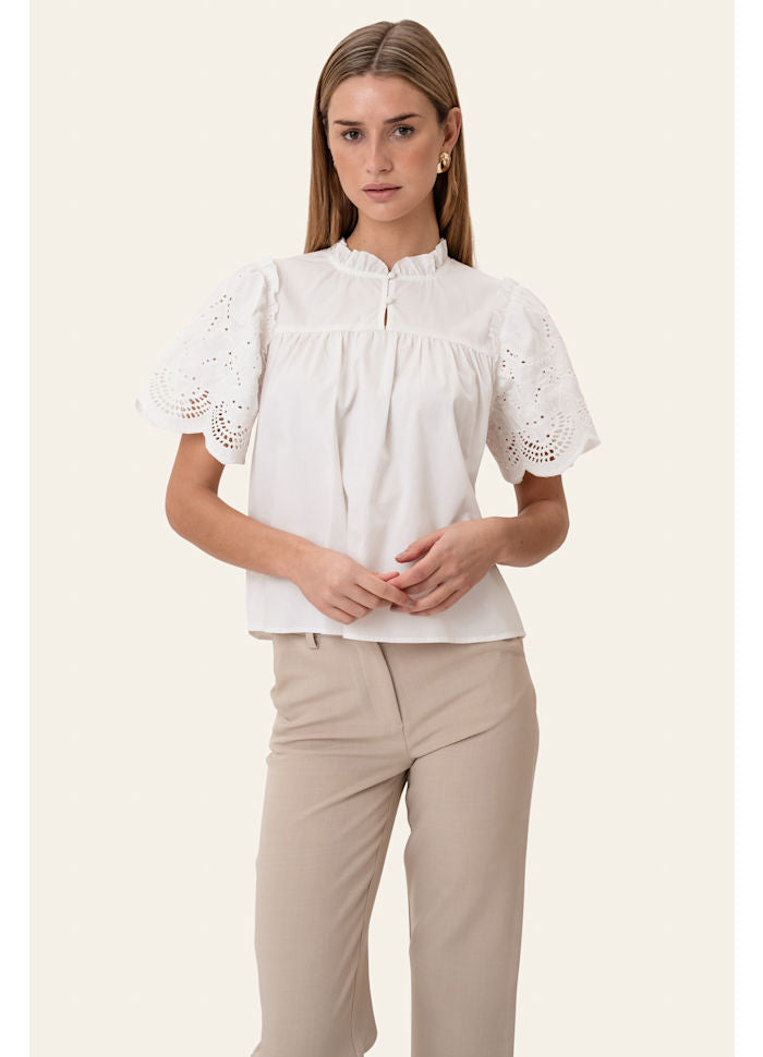 BYIC SolveigIC Vit blus med broderi