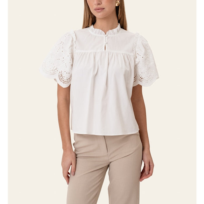 BYIC SolveigIC Vit blus med broderi