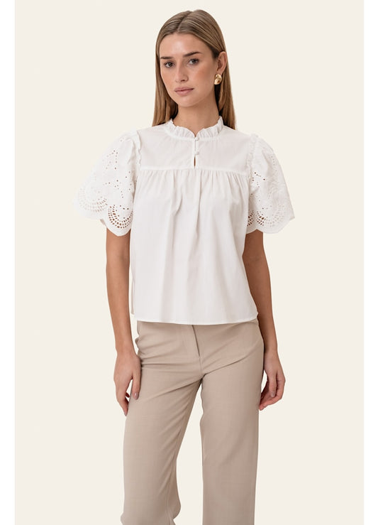 BYIC SolveigIC Vit blus med broderi